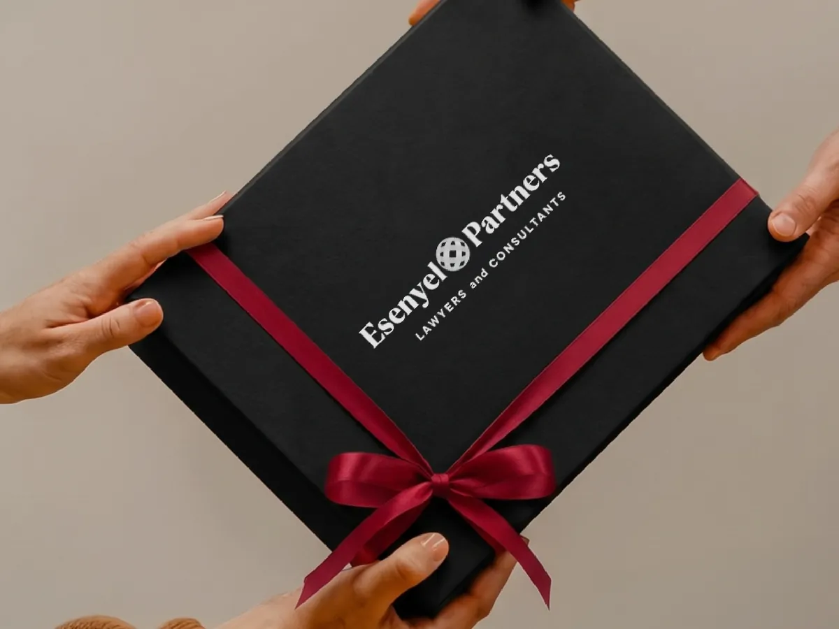 Esenyel Partners logolu, kırmızı kurdeleli kurumsal hediye kutusu